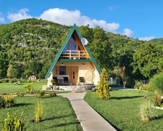 A-frame-planinska-kuca-sa-strmim-krovom